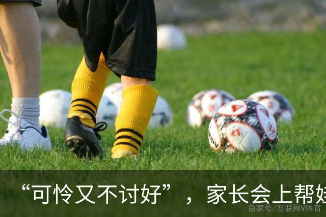 “可怜又不讨好”，家长会上帮娃整理一个多小时书，收获一片骂声